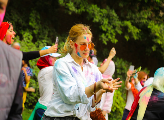 يوم العائلة الهندية واحتفال الألوان (هولي)